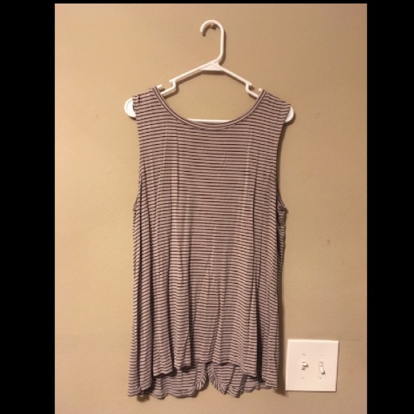Old Navy Tops - Swing open back tank